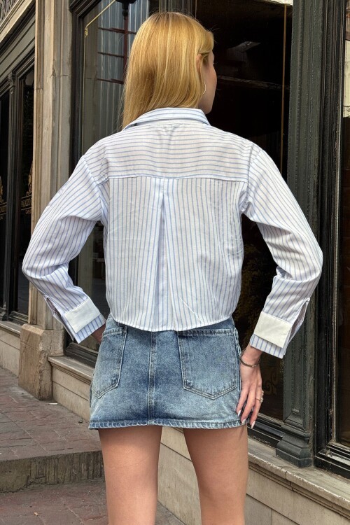Açık Mavi Çizgili Oversize Uzun Kollu Düğmeli Manşet Crop Gömlek