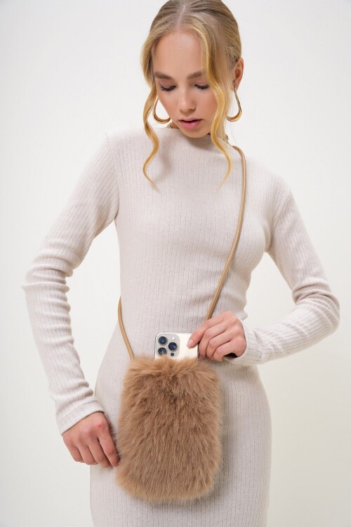 Sütlü Kahve Deri Kordonlu Mıknatıs Kapamalı Suni Kürk Telefon Çantası