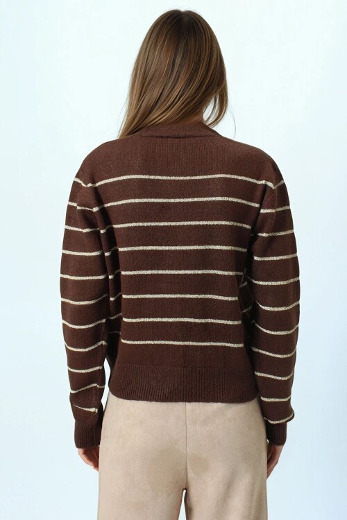 Derin V Yaka Düğmeli Çizgili Triko Hırka