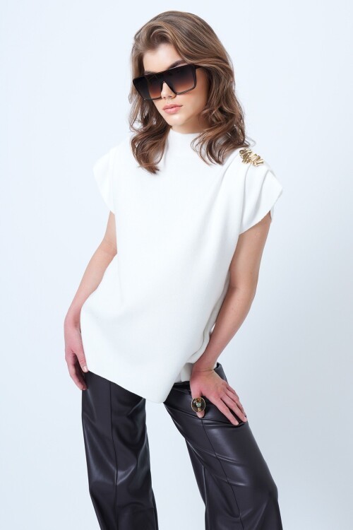 Dik Yaka Omuz Drape Ve Metal Aksesuarlı Yün Karışımlı Tasarım Kazak