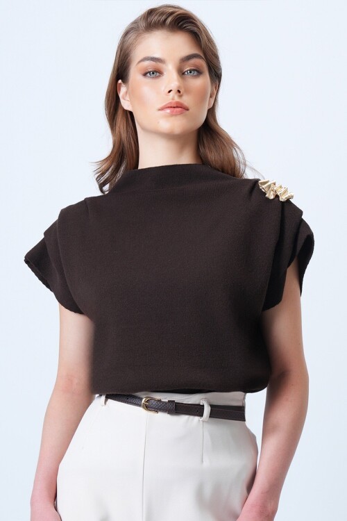 Dik Yaka Omuz Drape Ve Metal Aksesuarlı Yün Karışımlı Tasarım Kazak