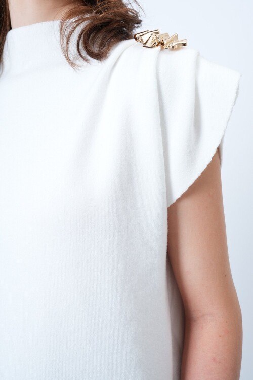 Dik Yaka Omuz Drape Ve Metal Aksesuarlı Yün Karışımlı Tasarım Kazak