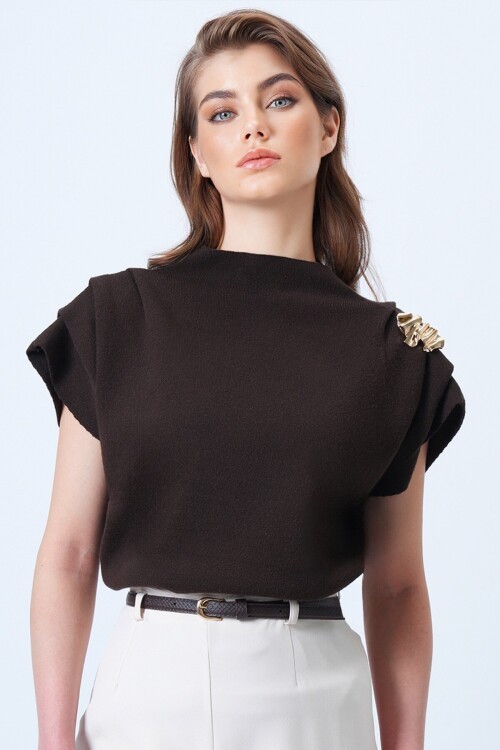 Dik Yaka Omuz Drape Ve Metal Aksesuarlı Yün Karışımlı Tasarım Kazak