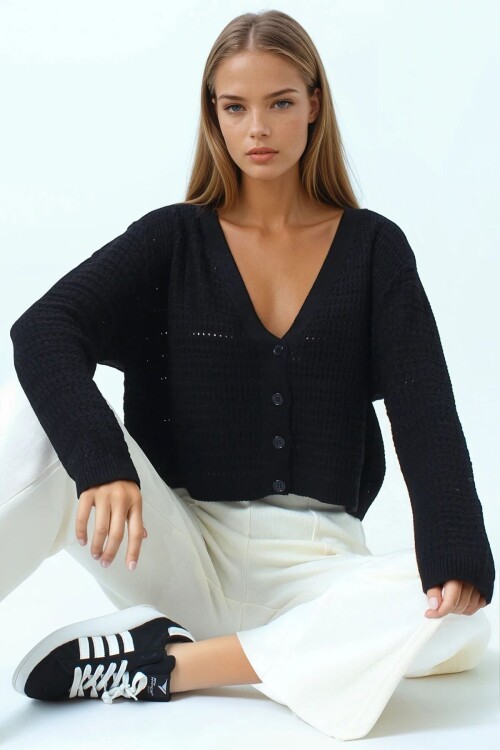 Dokulu Örgü Desenli Uzun Kollu Düğmeli Triko Hırka