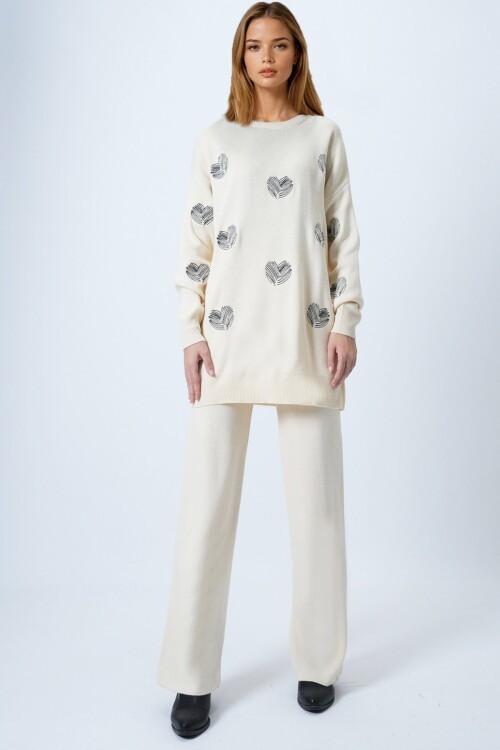 Ekru Kalp Desenli Triko Kazak Ve Düz Paça Pantolon Takım