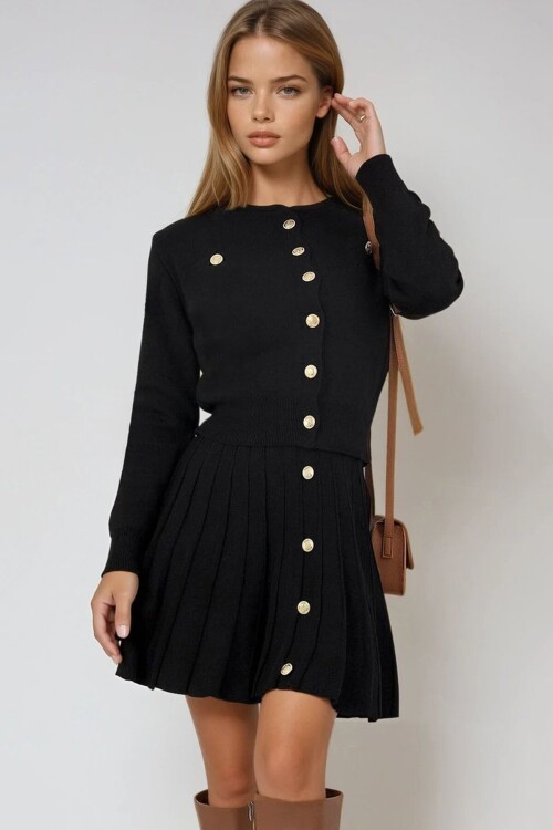 Gold Düğme Detaylı Yuvarlak Yaka Triko Bluz ve Pileli Mini Etek Takım