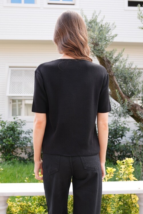 Gold Düğmeli Derin V Yaka Kısa Kol Triko Bluz