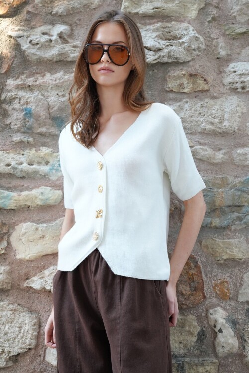 Gold Düğmeli Derin V Yaka Kısa Kol Triko Bluz