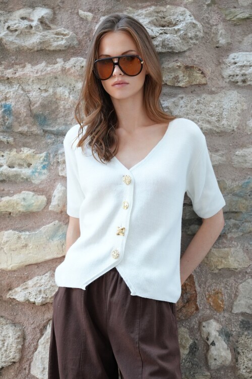 Gold Düğmeli Derin V Yaka Kısa Kol Triko Bluz