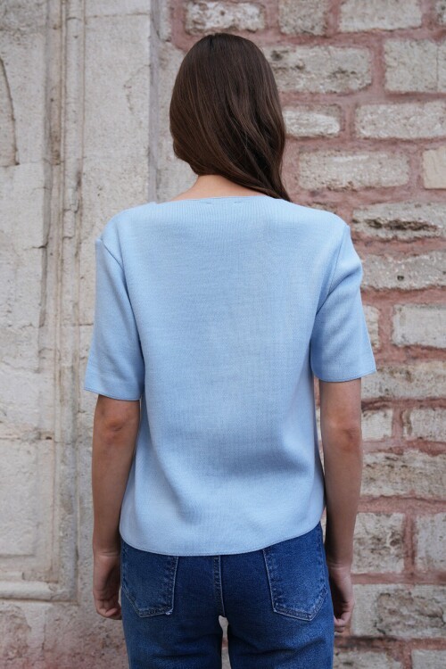 Gold Düğmeli Derin V Yaka Kısa Kol Triko Bluz