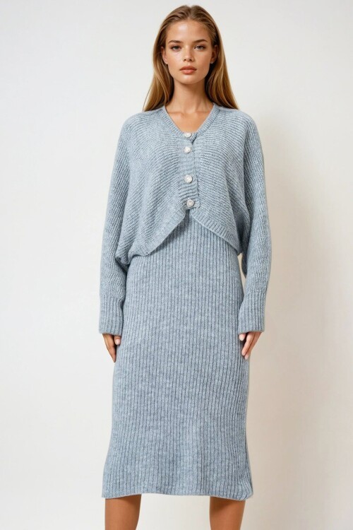 Düğme Kapamalı Crop Hırka ve Ön Arka V Yaka Fitilli Triko Elbise Takım