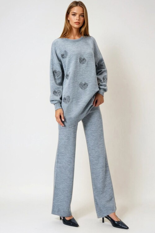 Gri Kalp Desenli Triko Kazak Ve Düz Paça Pantolon Takım
