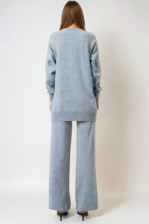 Gri Kalp Desenli Triko Kazak Ve Düz Paça Pantolon Takım