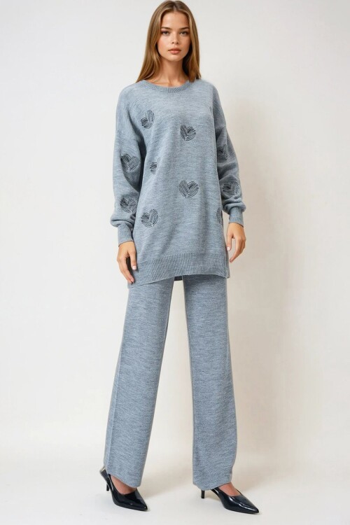 Gri Kalp Desenli Triko Kazak Ve Düz Paça Pantolon Takım