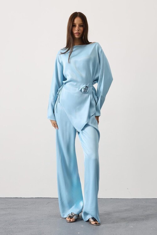 Gül Broşlu Beli Bağlamalı Asimetrik Kesim Bluz Ve Beli Lastikli Pantolon Saten Takım
