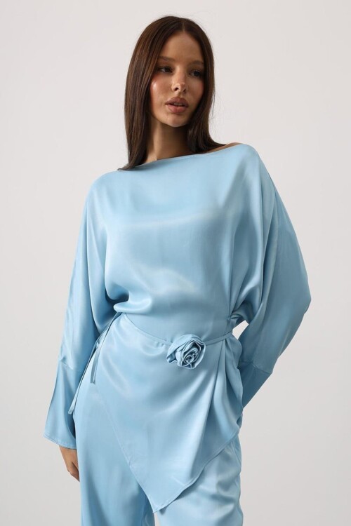 Gül Broşlu Beli Bağlamalı Asimetrik Kesim Bluz Ve Beli Lastikli Pantolon Saten Takım