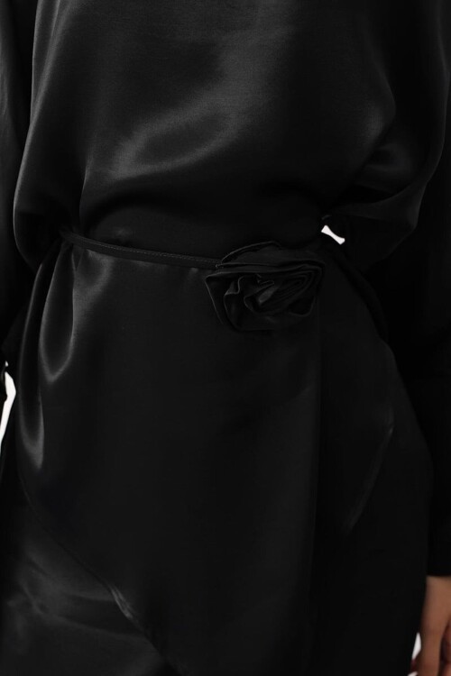 Gül Broşlu Beli Bağlamalı Asimetrik Kesim Bluz Ve Beli Lastikli Pantolon Saten Takım