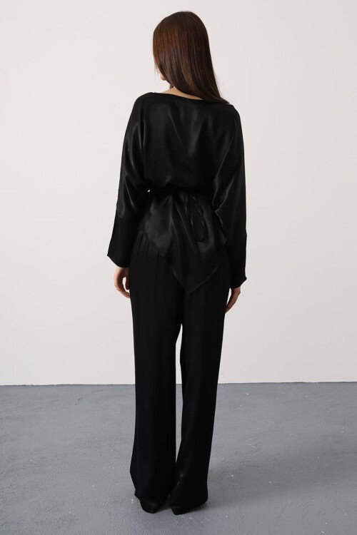 Gül Broşlu Beli Bağlamalı Asimetrik Kesim Bluz Ve Beli Lastikli Pantolon Saten Takım