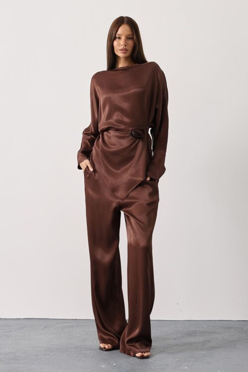 Gül Broşlu Beli Bağlamalı Asimetrik Kesim Bluz Ve Beli Lastikli Pantolon Saten Takım