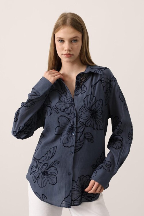 Kabartma Çiçek Desenli Dokulu Uzun Kollu Gömlek