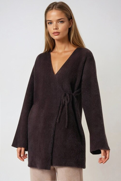 Kahverengi Kruvaze Yaka Püsküllü Hırka