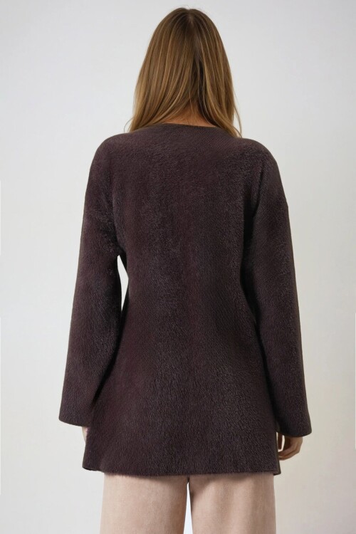 Kahverengi Kruvaze Yaka Püsküllü Hırka