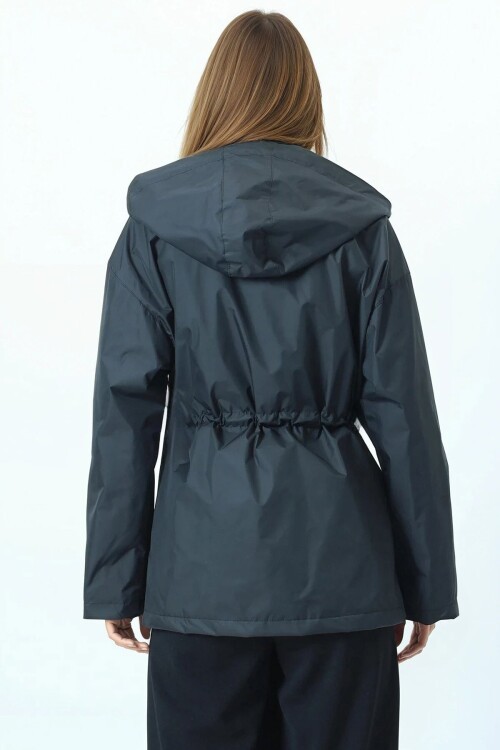 Kapüşonlu Cep Detaylı Astarlı Büzgü İpli Yağmurluk