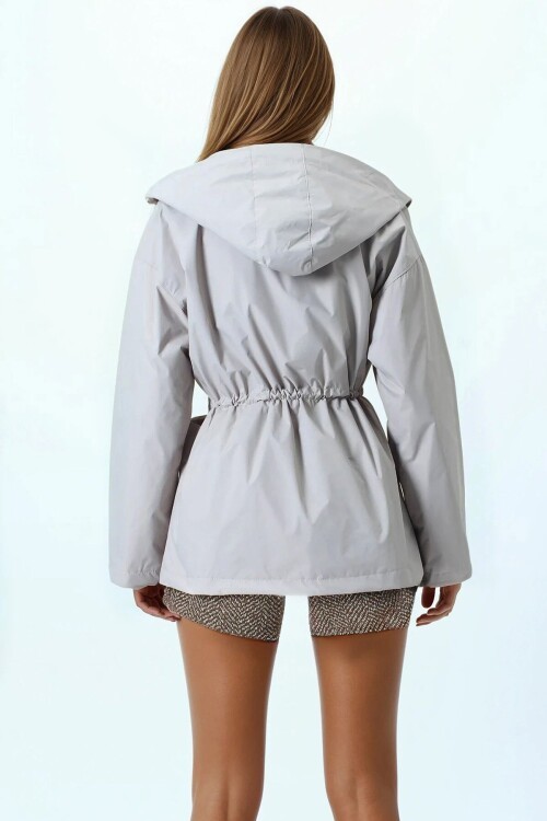 Kapüşonlu Cep Detaylı Astarlı Büzgü İpli Yağmurluk