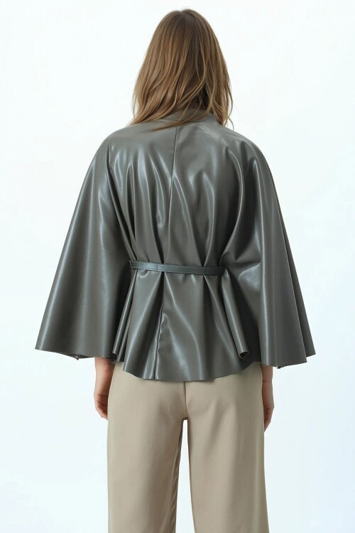 Kemerli Dik Yaka Aksesuar Detaylı İçi Kadife Suni Deri Pelerin