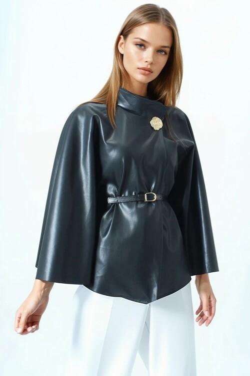 Kemerli Dik Yaka Aksesuar Detaylı İçi Kadife Suni Deri Pelerin