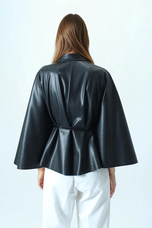 Kemerli Dik Yaka Aksesuar Detaylı İçi Kadife Suni Deri Pelerin