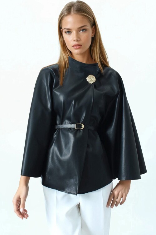 Kemerli Dik Yaka Aksesuar Detaylı İçi Kadife Suni Deri Pelerin