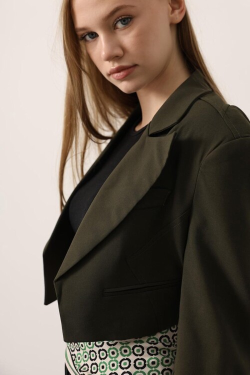 Kısa Kesim Cep Detaylı Blazer Ceket