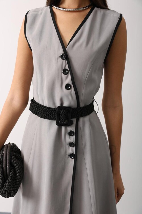 Kontrast Detaylı Düğmeli Kemerli Midi Boy Elbise