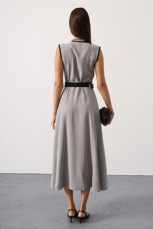 Kontrast Detaylı Düğmeli Kemerli Midi Boy Elbise