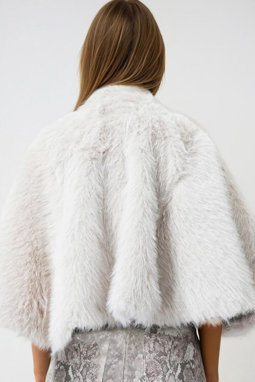 Krem Agraflı Astarlı Kürk Pelerin