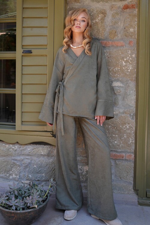 Kruvaze Kesim V Yaka Bağlama Detaylı Ceket Ve Pantolon Takım