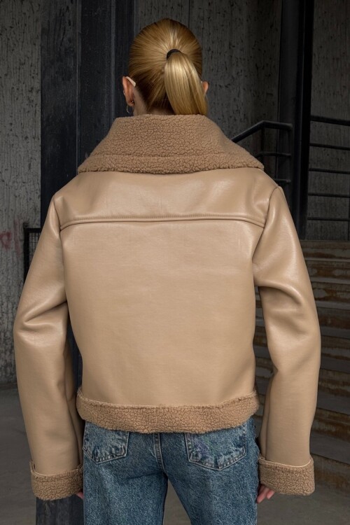 Kruvaze Yaka Fermuar Kapamalı İçi Kürklü Mont