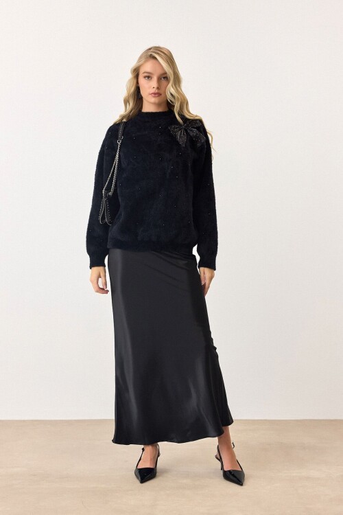 Siyah Kurdele Detaylı Bisiklet Yaka İncili Püsküllü Triko Kazak