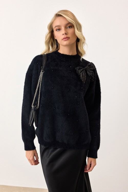 Siyah Kurdele Detaylı Bisiklet Yaka İncili Püsküllü Triko Kazak