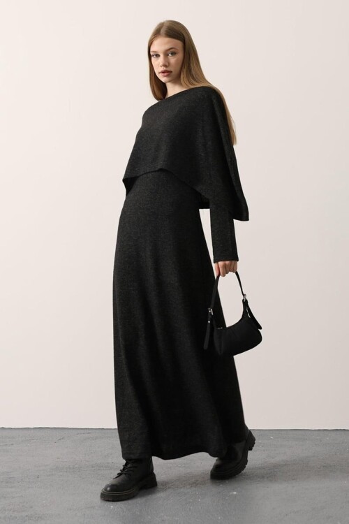 Pelerin Detaylı Uzun Kollu Yumoş Triko Maxi Elbise