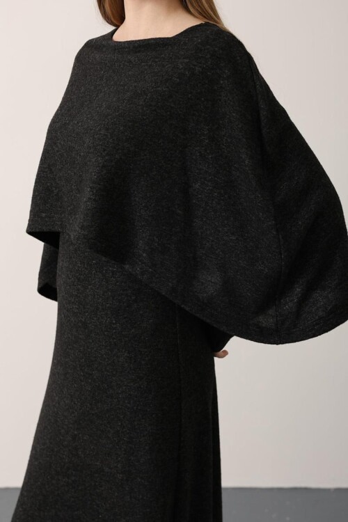 Pelerin Detaylı Uzun Kollu Yumoş Triko Maxi Elbise