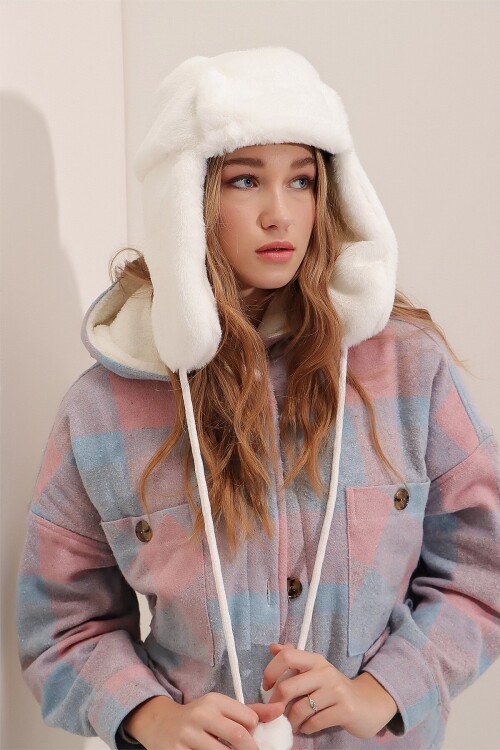 Beyaz Peluş Kulaklıklı Yumoş Şapka