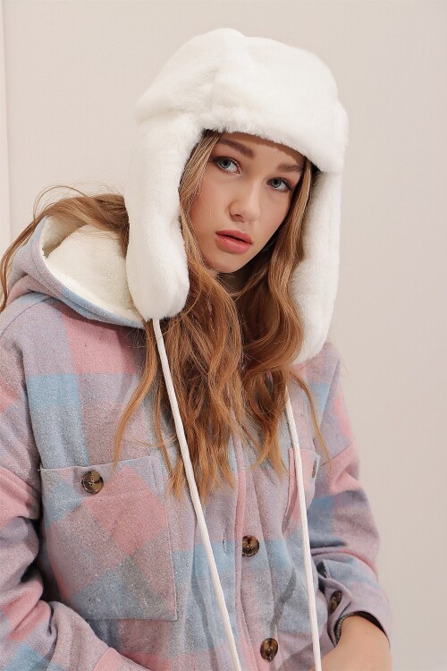 Beyaz Peluş Kulaklıklı Yumoş Şapka