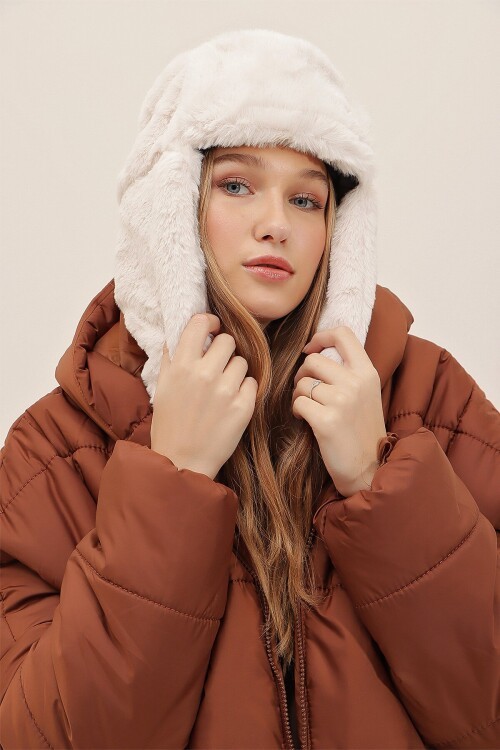 Ekru Peluş Kulaklıklı Yumoş Şapka