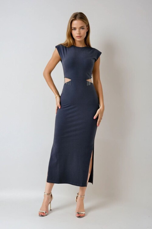 Siyah Püskül Detaylı Yan Dekolteli Yırtmaçlı Midi Elbise