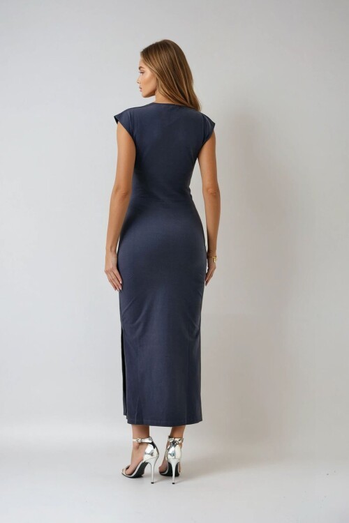 Siyah Püskül Detaylı Yan Dekolteli Yırtmaçlı Midi Elbise