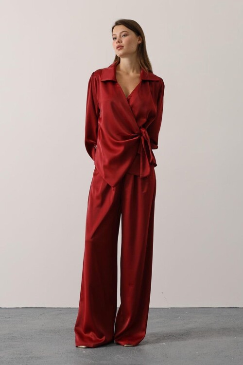 Saten Dokulu Yan Bağlamalı Bluz Ve Geniş Paça Pantolon Takım