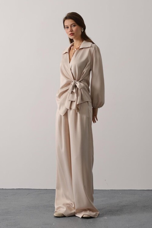 Saten Dokulu Yan Bağlamalı Bluz Ve Geniş Paça Pantolon Takım