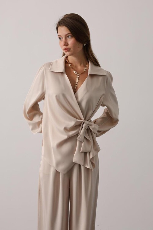 Saten Dokulu Yan Bağlamalı Bluz Ve Geniş Paça Pantolon Takım